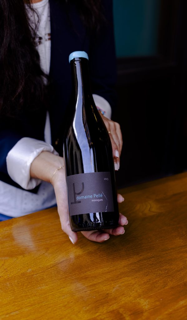 Service de vin au restaurant Lobineau à Saint-Germain-des-Prés